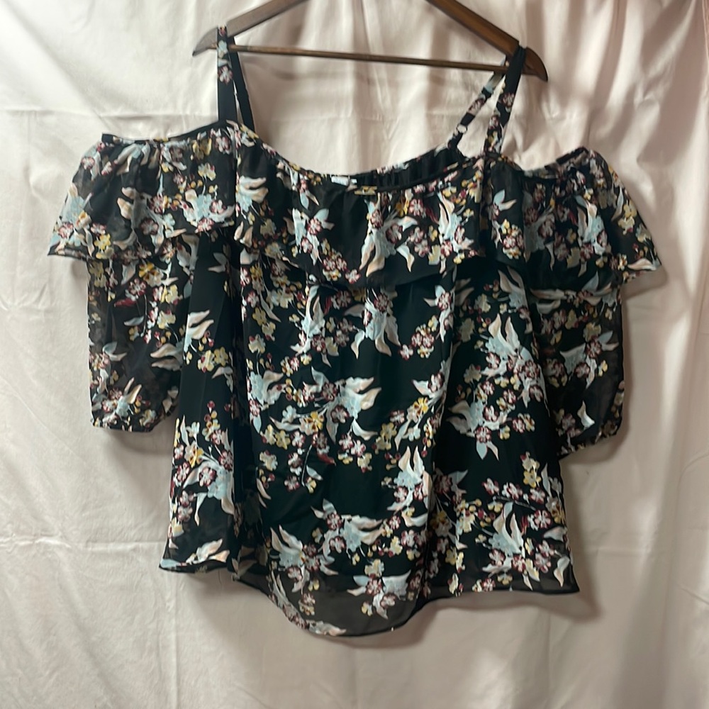 Boutique Black Floral print 1X Cold-Shoulder top.  Chiffon fabric